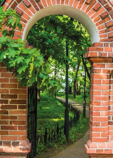 Torbogen in Parkanlage aus Backstein