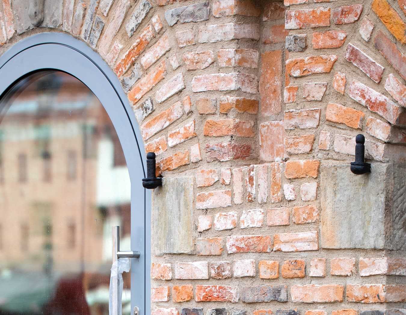 Moderrne Backsteinarchitektur.