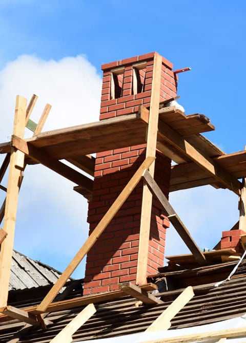 Backstein Schornstein in Gerüst gebaut.