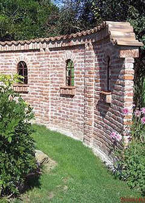 Gartenmauer aus Backstein.