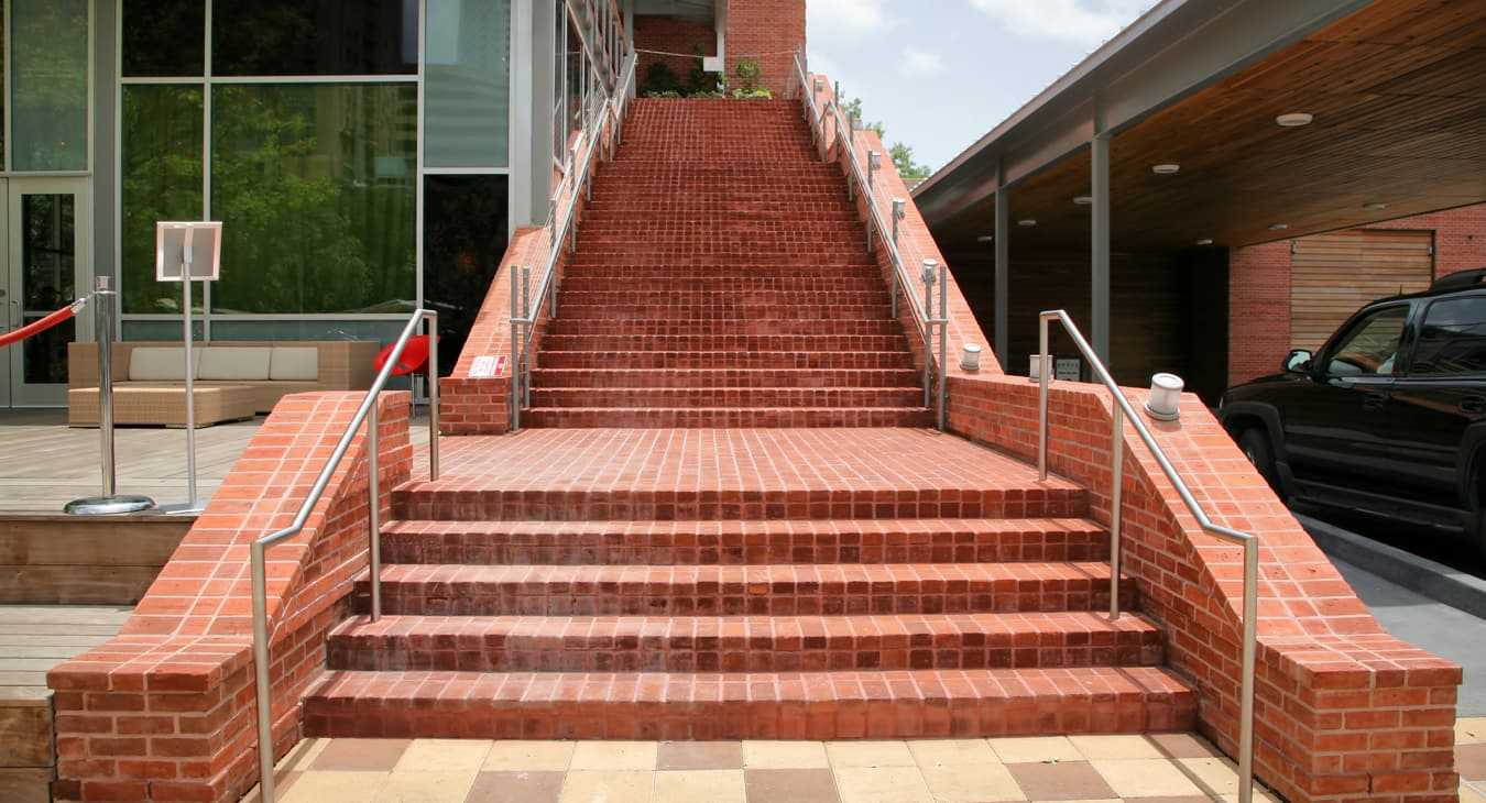 Treppe in der Stadt aus Backstein.
