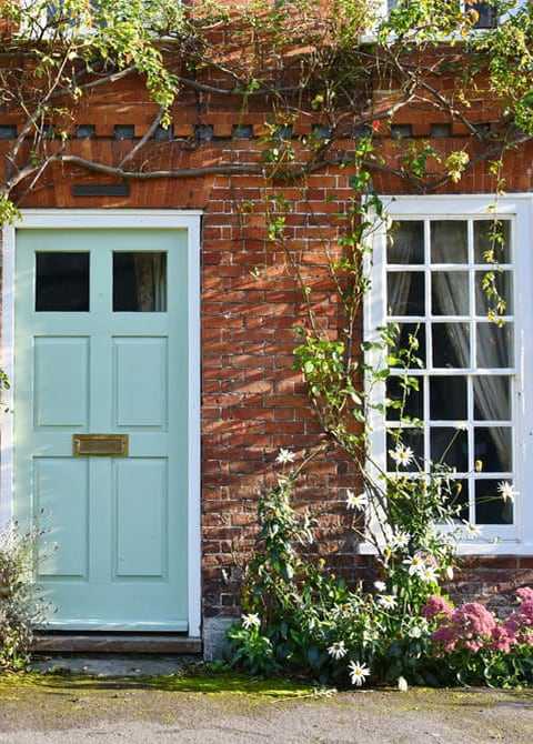 Eingangsbereich aus Backstein mit Pflanzenbewuchs