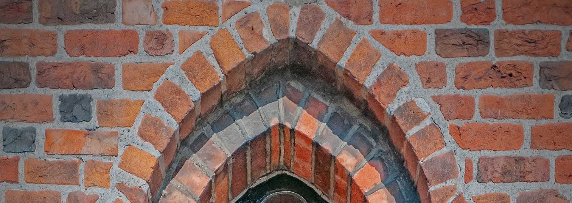 Handwerker baut Mauerziegel